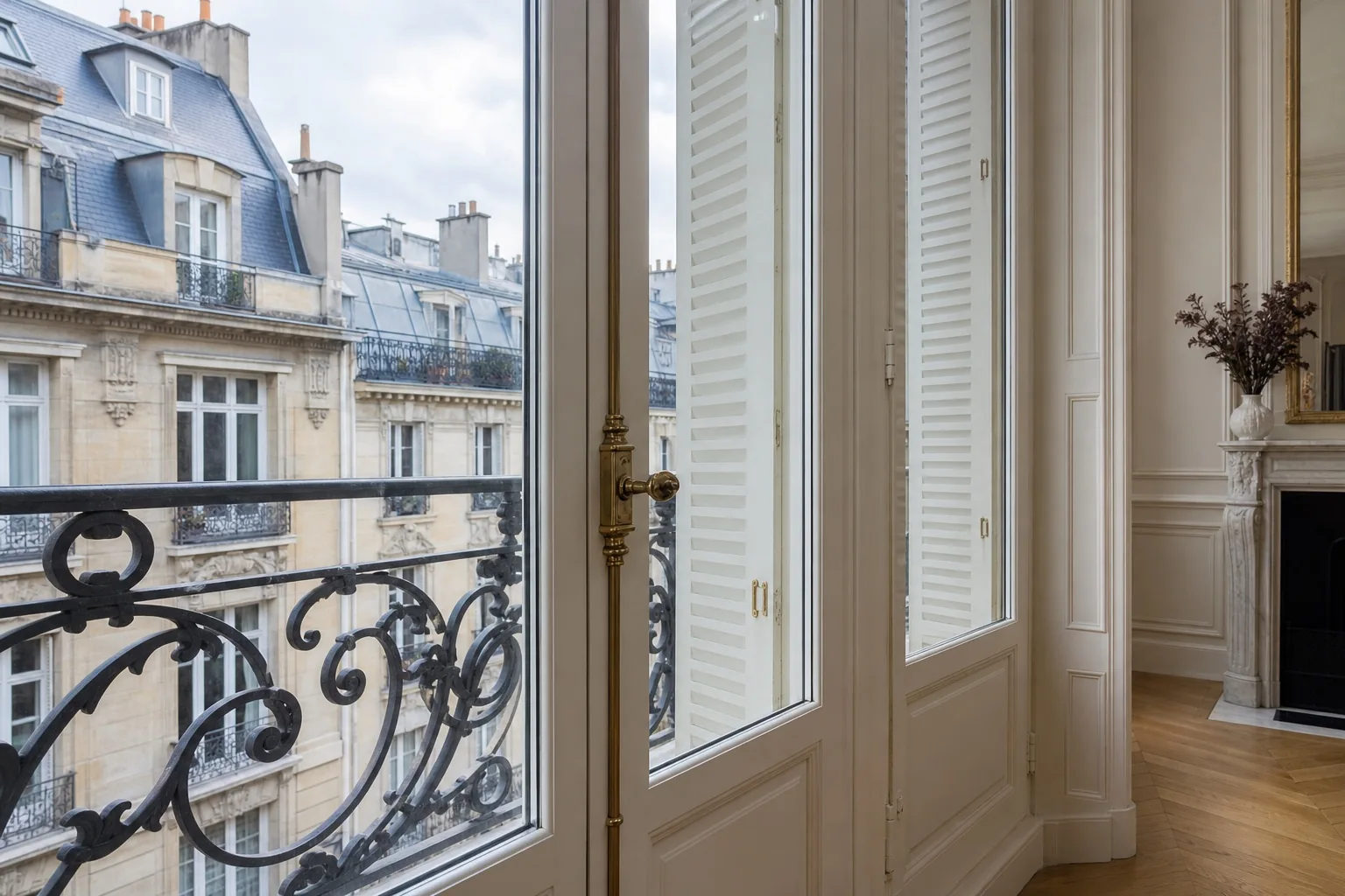 Fenêtres restaurées avec double vitrage dans un appartement haussmannien à Paris